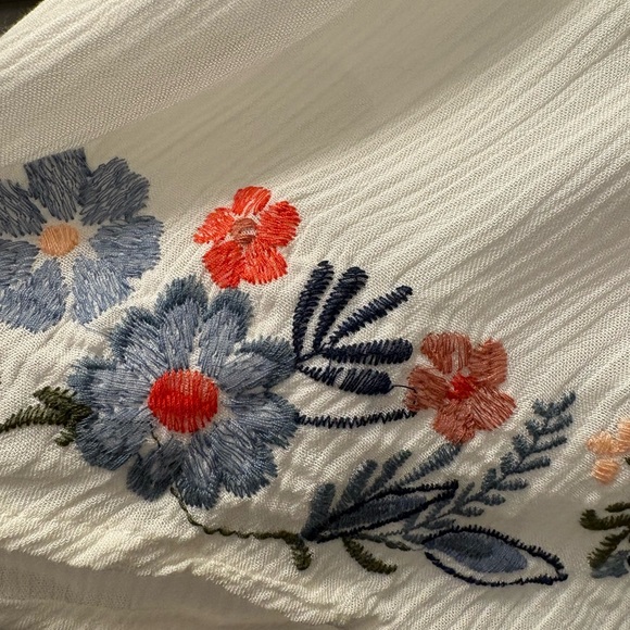 Knox Rose White Floral Embroidered Blouse - Picture 5 of 8